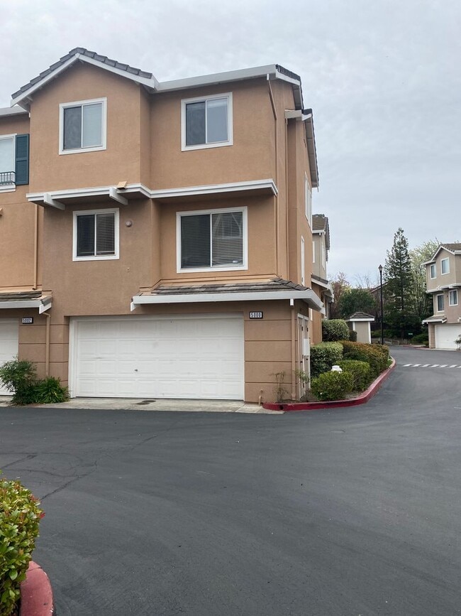 Building Photo - Danville, Shadowhawk 3 Bed, 2.5 Ba., Corner Townhouse, Close to great schools, 2 year lease
