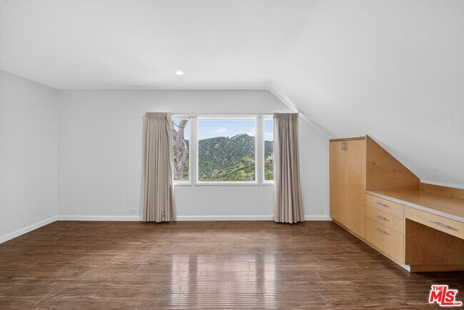 Building Photo - 935 Linda Flora Dr