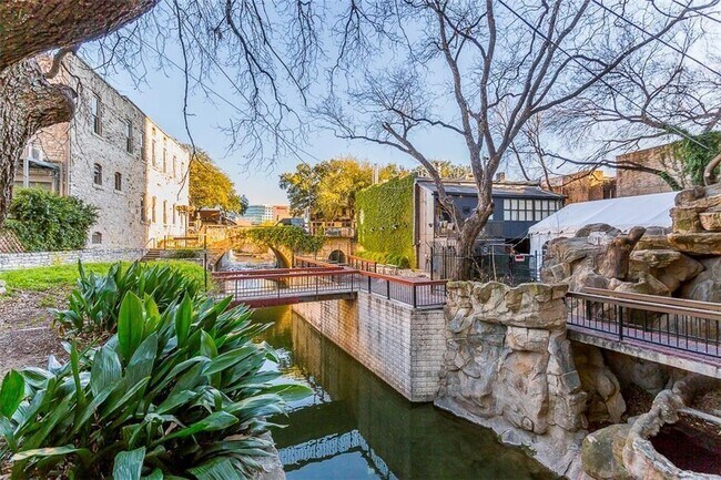 Building Photo - 507 Sabine St