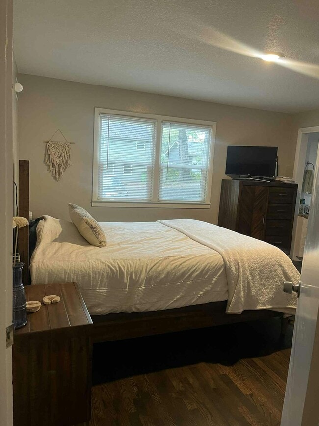 Building Photo - 916 Grove St