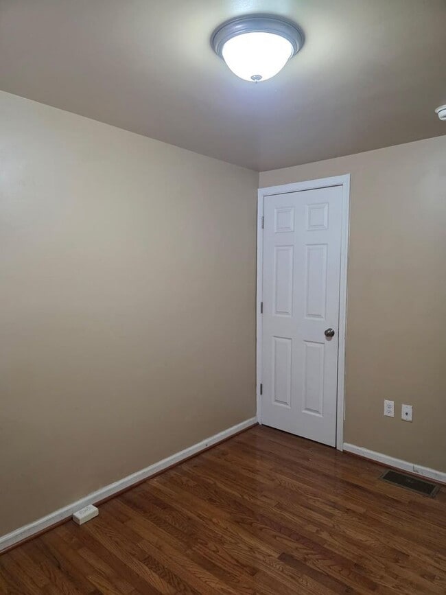 Building Photo - Wilmington Rowhome - Hedgeville Area