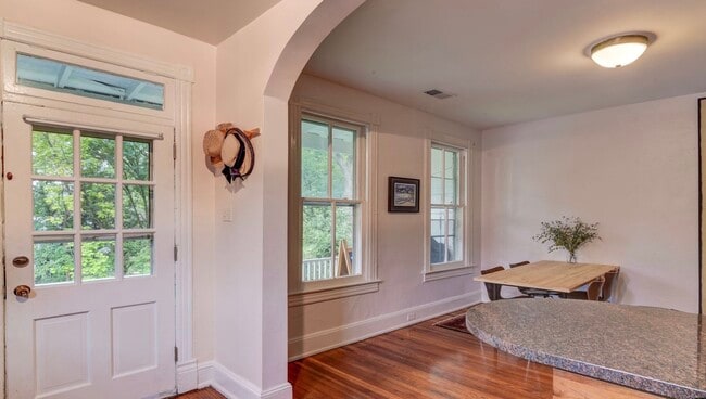 Building Photo - 7106 Maple Ave