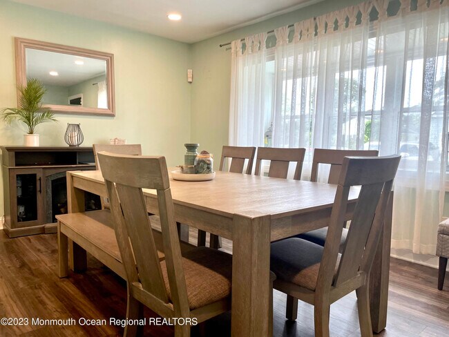 Building Photo - 1414 Treeneedle Rd