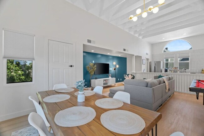 Building Photo - 909 E Camelback Rd