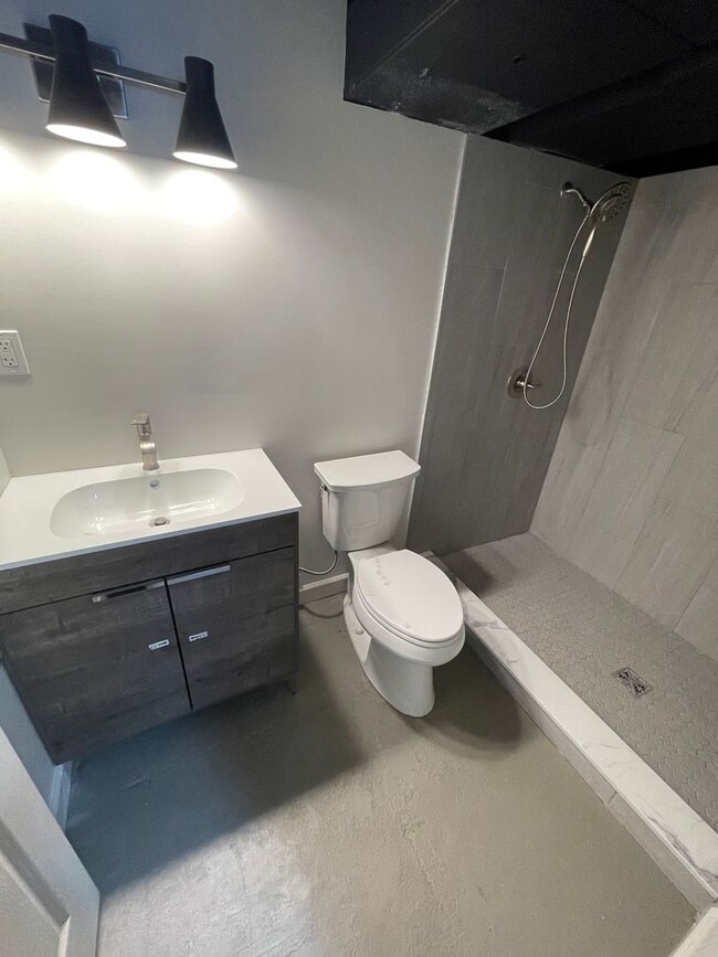 Building Photo - 3 BED 2 BATH BUNGALOW STYLE HOME IN BERKLE...