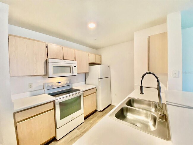 Building Photo - 5459 Vineland Rd