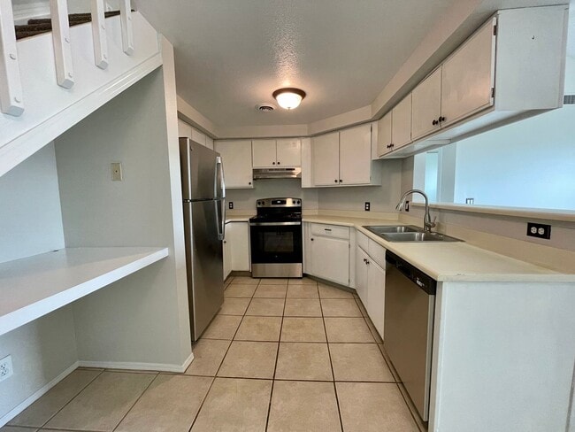 Building Photo - $0 DEPOSIT OPTION. BRIGHT AND AIRY TWO BEDROOM OTERO RIDGE CONDO WITH LOFT!