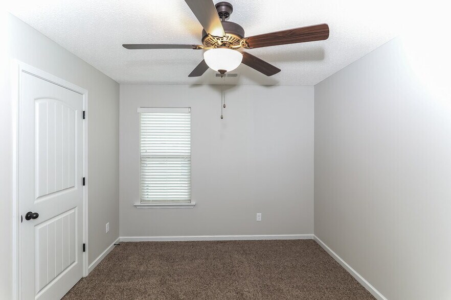 Building Photo - 9450 Darren Cir S