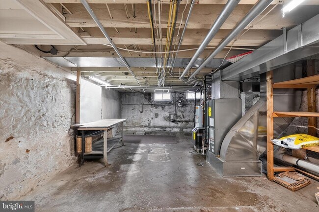Building Photo - 185 Baldwin St
