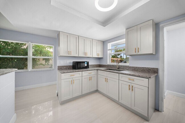 Building Photo - 5454-5456 8th Ave Fort Myers
