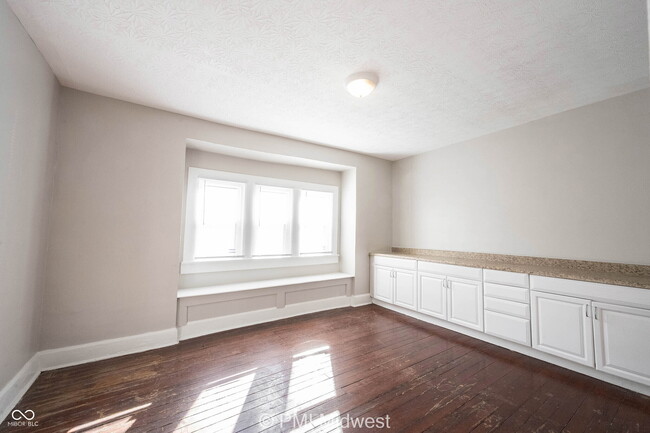 Building Photo - 323 W 40th St