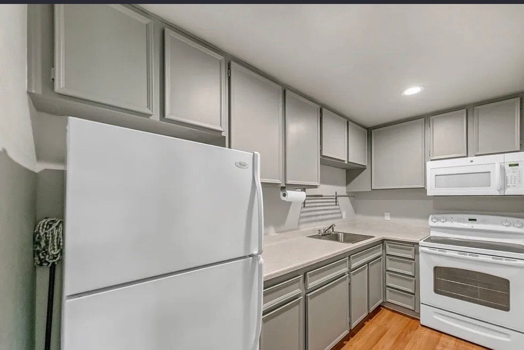 Building Photo - 550 N Villa Ct
