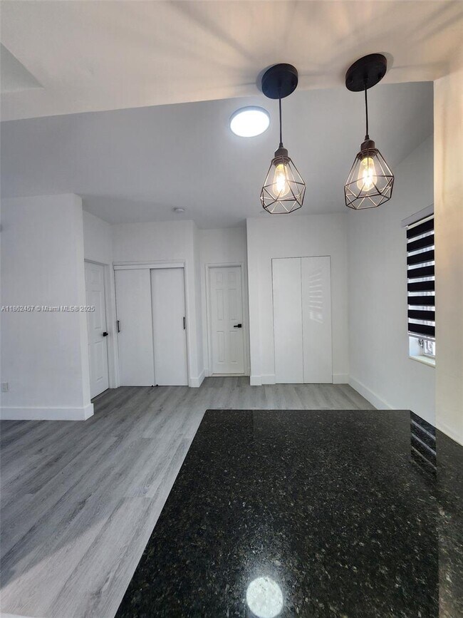 Building Photo - 2101 Normandy Dr