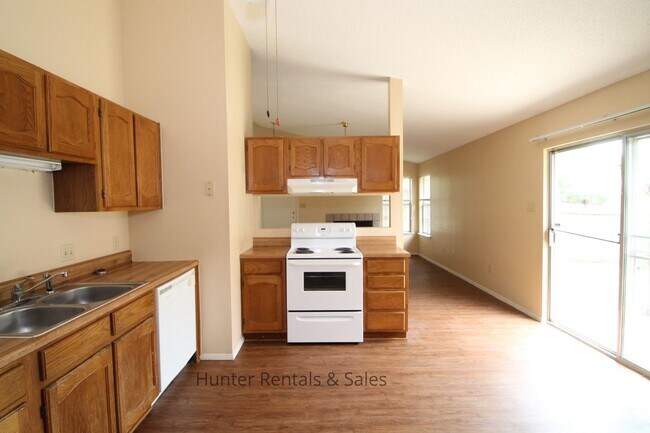Building Photo - Dreamy Three-Bedroom - 1st month free with...