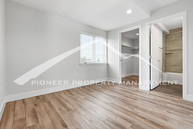 Building Photo - Spacious Townhouse with Central AC and 2-Car Garage