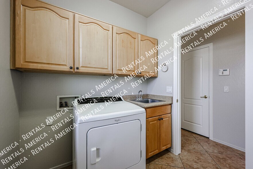 Building Photo - 1155 E Winchester Pl