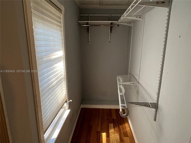 Building Photo - 606 SW 11th St