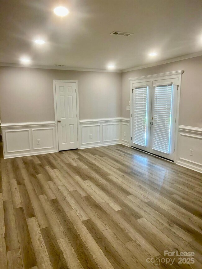 Building Photo - 725 Brookside Dr