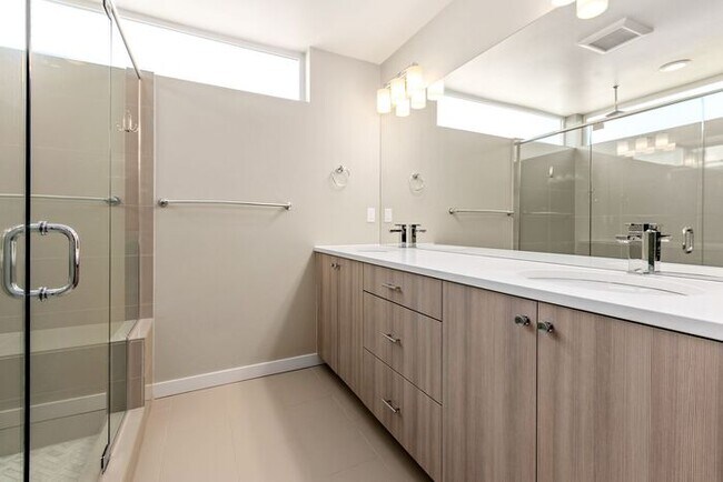Building Photo - Trendy West Seattle Townhome w/Air Conditioning and Rooftop Deck