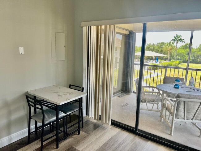 Building Photo - 3209 S Lakeview Cir