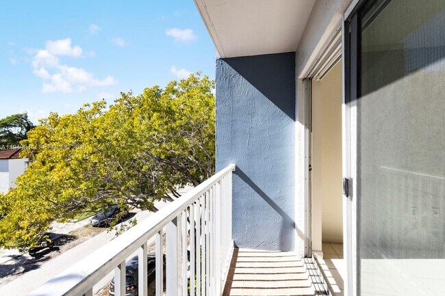 Building Photo - 2660 SW 37th Ave