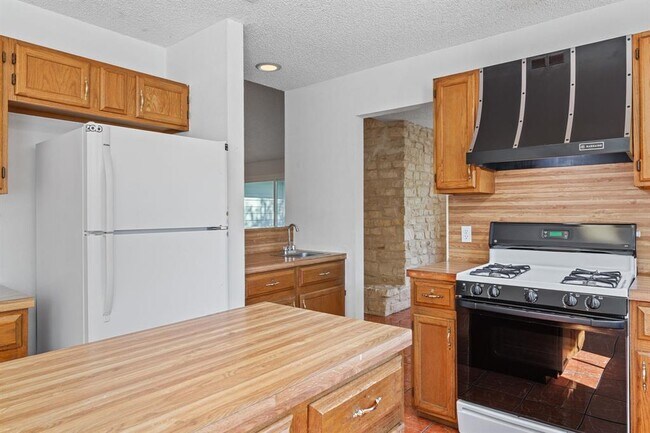 Building Photo - 2923 Norfolk Dr