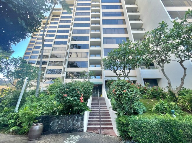 Building Photo - 555 Hahaione St