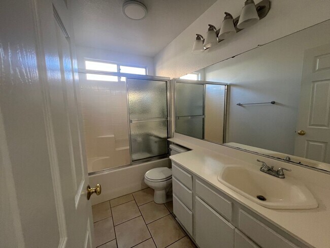 Building Photo - Beautiful upgraded 3 bedroom in Mission Grove!