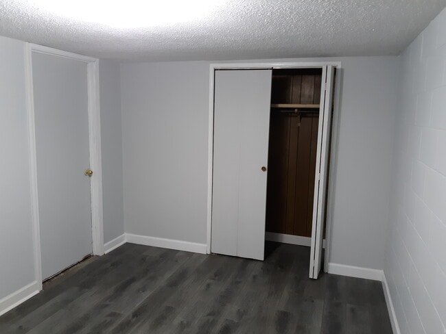 Building Photo - Neligh Triplex