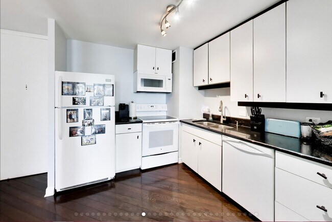 Building Photo - 1636 N Wells St
