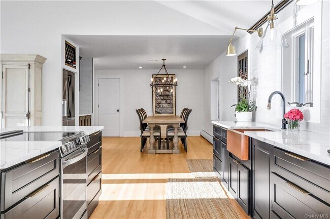 Building Photo - 381 Lakeside Rd