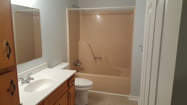 Building Photo - Duplex 2 bedroom 1 bath