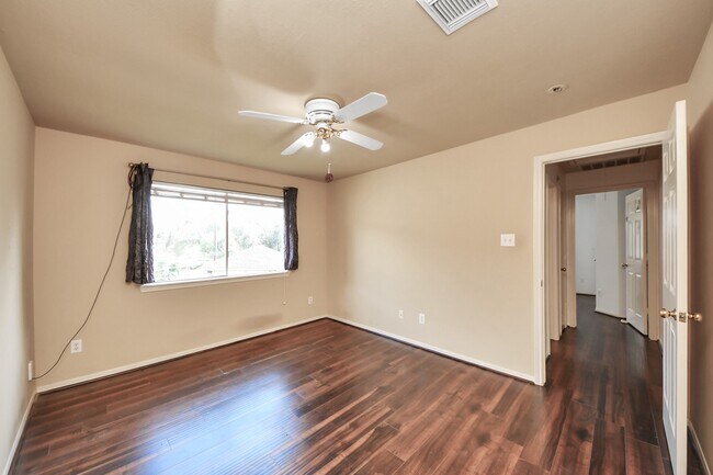 Building Photo - 1607 Parkview Ln