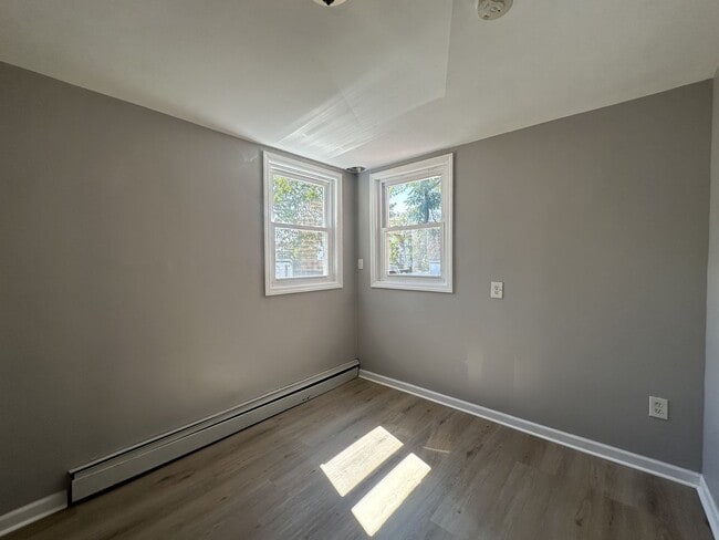 Building Photo - 5 bedrooms, 1 bathroom