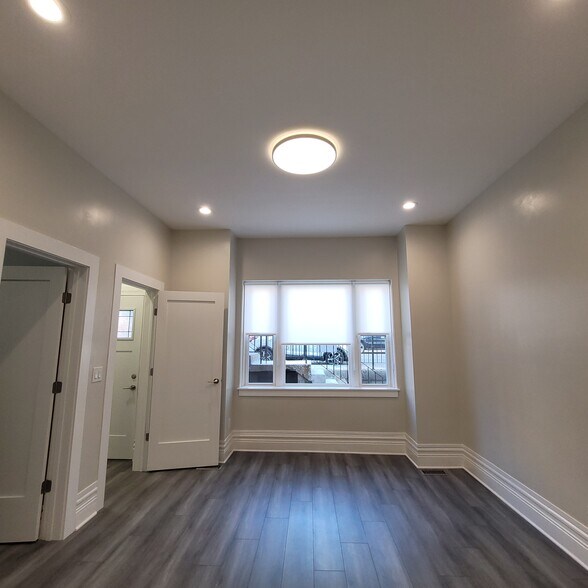 Building Photo - 2306 S Oakley Ave