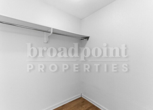 Building Photo - 1423 N Broadway