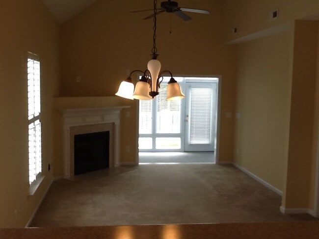 Building Photo - Late-September Move-in Ready!