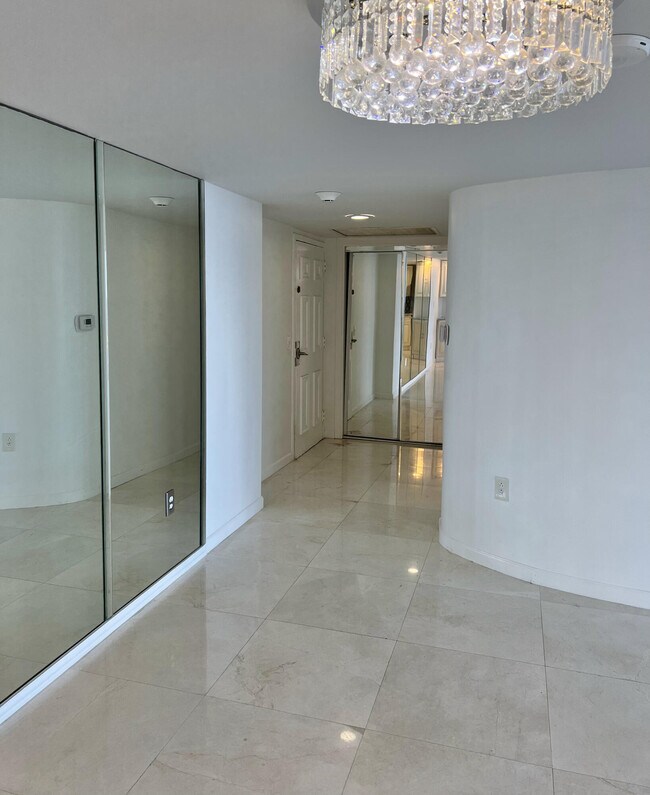 Building Photo - 5600 N Flagler Dr