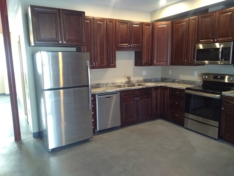 Building Photo - 372 Old County Rd