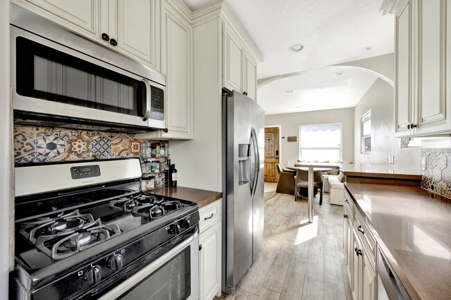 kitchen - 319 W Chevy Chase Dr