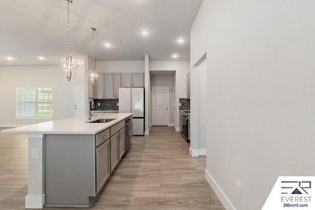 Building Photo - 8 Longview Ln