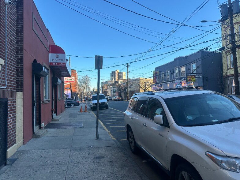 Building Photo - 332 61st St