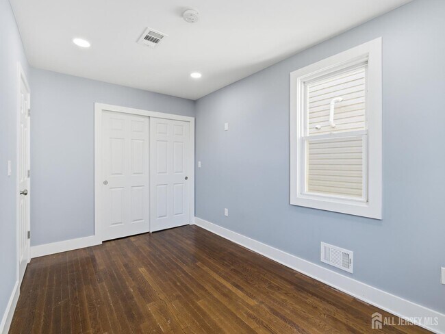 Building Photo - 14 John St