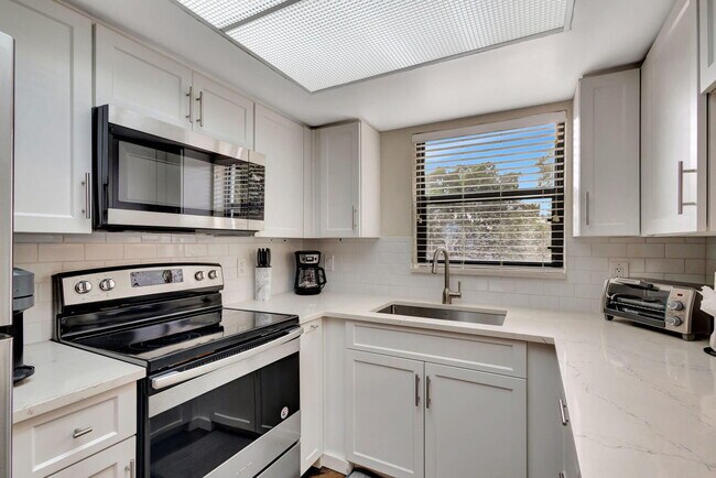 Building Photo - 600 Uno Lago Dr