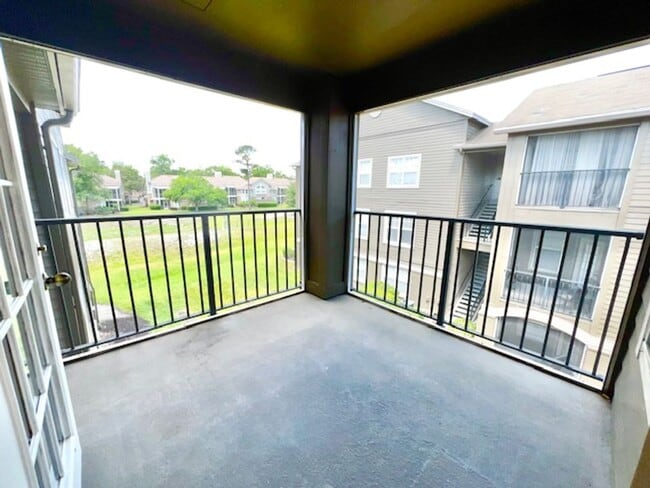Building Photo - NEW-Remodeled bathroom & kitchen! NEW VINYL PLANK flooring & fresh paint! 2 bedroom 1 bath condo ...