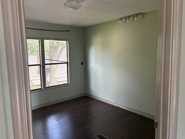 Building Photo - 16211 N Shore Dr