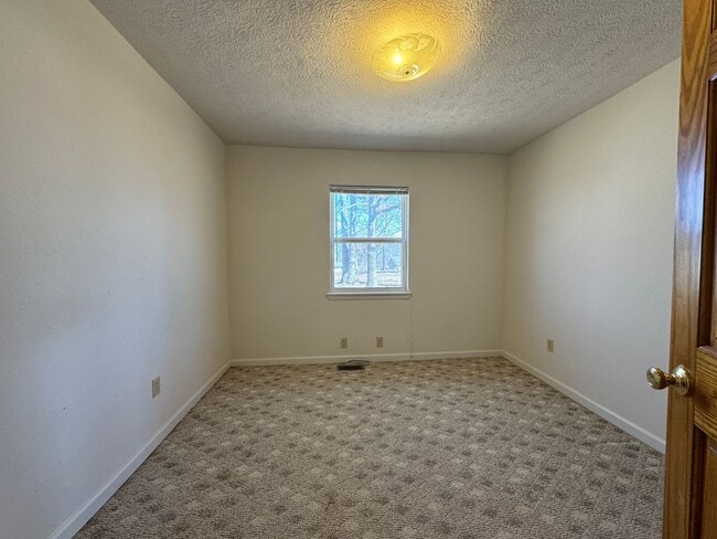 Building Photo - Quaint Three Bedroom Home with an Oversized Tub!