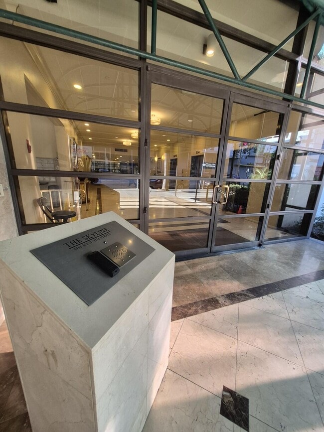 Building Photo - 600 W 9th St