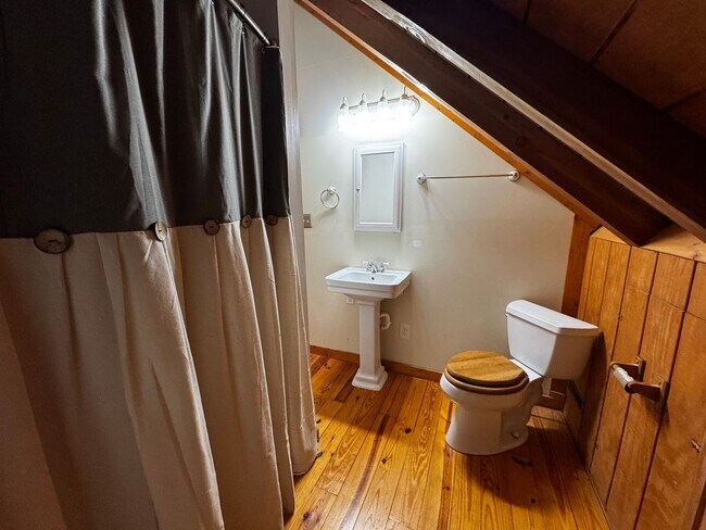 Building Photo - 257 Kim St