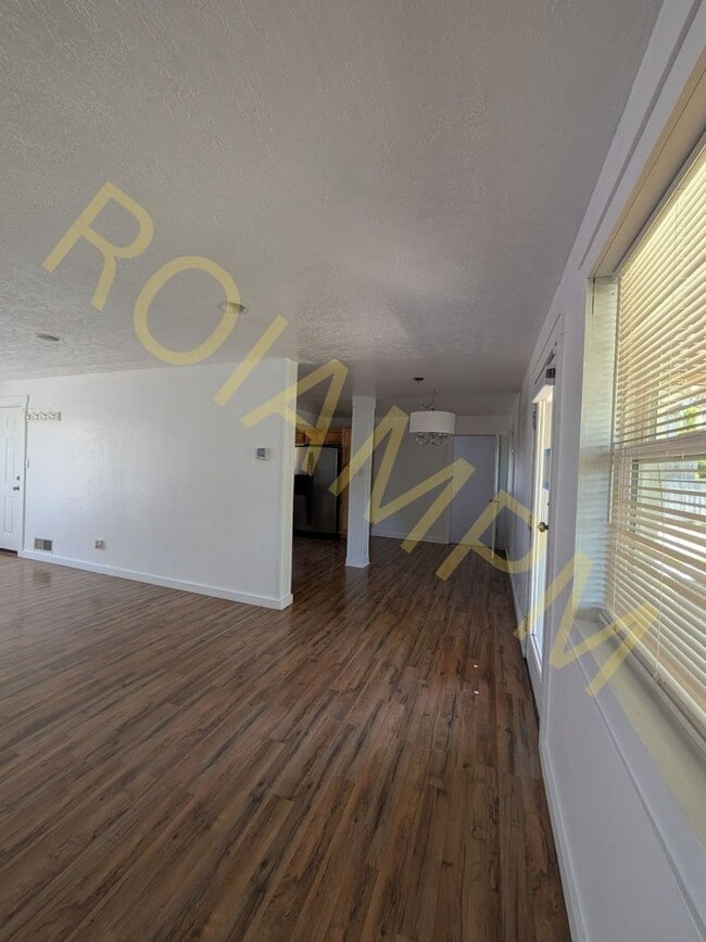 Building Photo - Spacious 4 Bed 2 Bath Home Near CSI – RV H...
